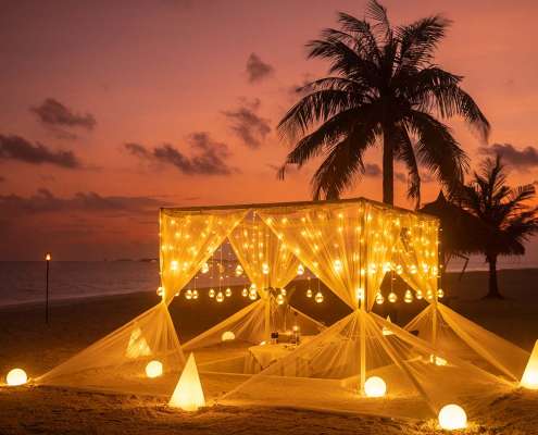 Романтический ужин Veli на пляже в Kuredu Maldives resort