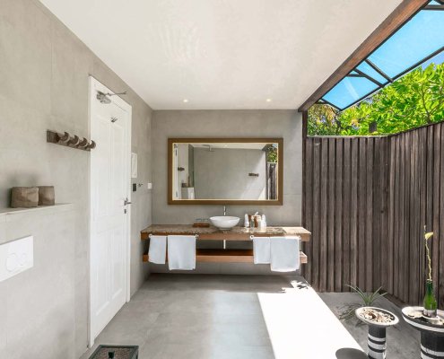 KUR_Deluxe_Beach_Villa_2025_05 Outdoor bathroom at the deluxe beach villa bedroom at Kuredu island resort & spa in The Maldives