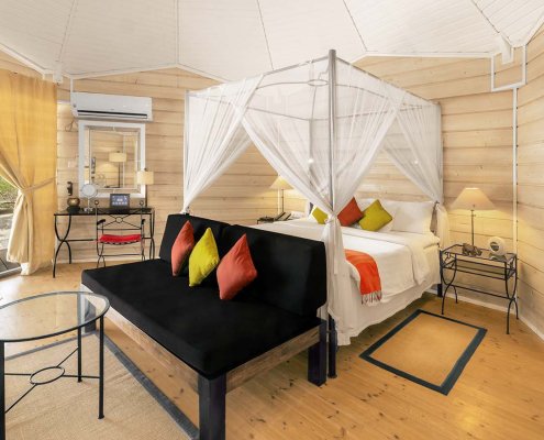 KUR_Sangu_Premium_Beach_Villa_2025_01 Пляжная вилла Sangu Premium с видом на океан из спальни и кроватью с балдахином, Kuredu Island Resort & Spa на Мальдивах